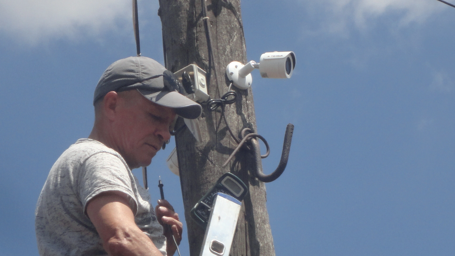 Yevhen Bondarenko – Installation einer Überwachungskamera